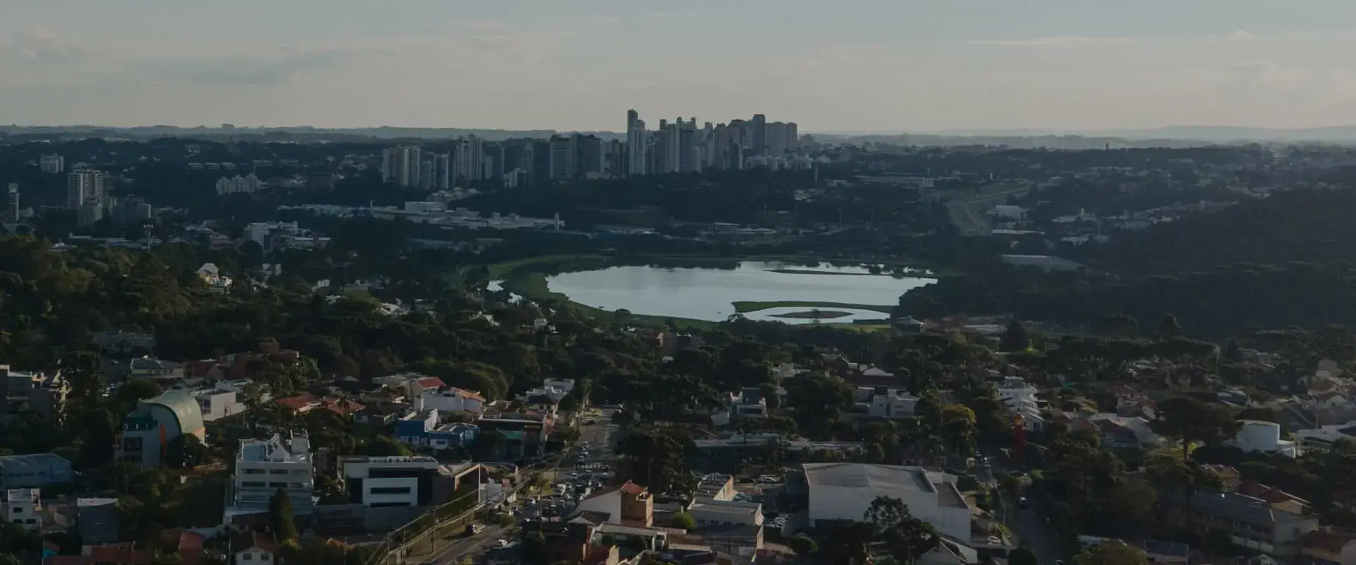 Vista aérea do Parque Barigui e do bairro Ecoville, em Curitiba